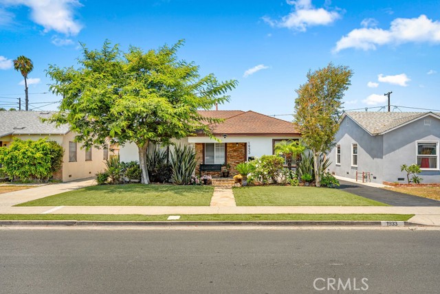 1933 W 147th Street, Gardena CA: https://media.crmls.org/medias/6130f1fe-9c5a-4c57-b2d7-81faf5ce5b9b.jpg