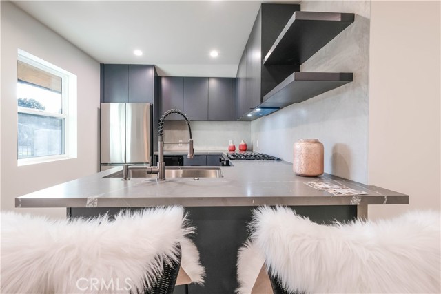 18852 Collins Street, Tarzana CA: https://media.crmls.org/medias/6136a8a3-cea5-4c75-b9fd-086112560fe6.jpg