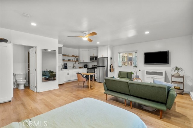 19539 Gault Street, Reseda CA: https://media.crmls.org/medias/61370072-2f3e-4593-a873-a6605bcbea84.jpg