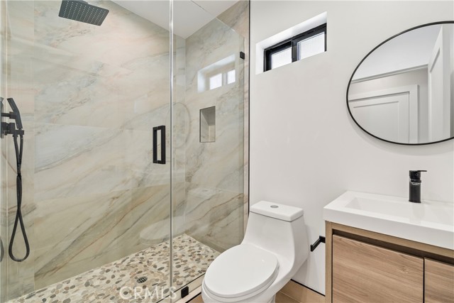 Detail Gallery Image 14 of 28 For 14622 Huston St, Sherman Oaks,  CA 91403 - 5 Beds | 5 Baths