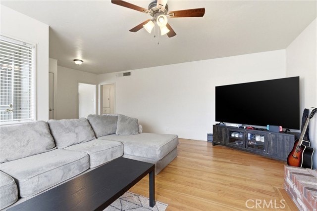 Detail Gallery Image 18 of 44 For 2410 S Locust, Visalia,  CA 93277 - 2 Beds | 1 Baths