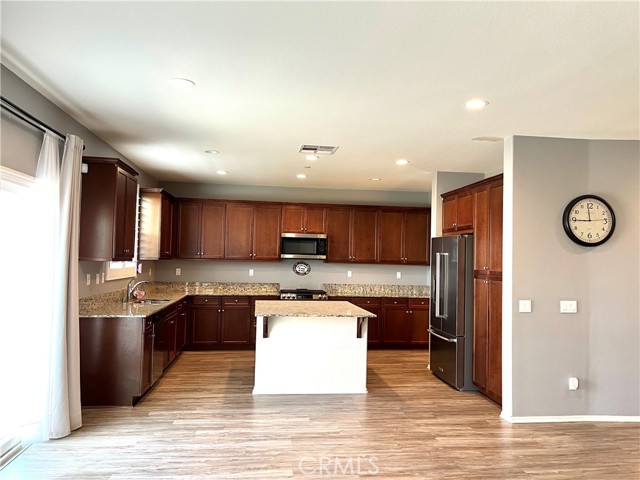 Detail Gallery Image 4 of 41 For 15182 Paseo Verde, Victorville,  CA 92394 - 4 Beds | 3 Baths