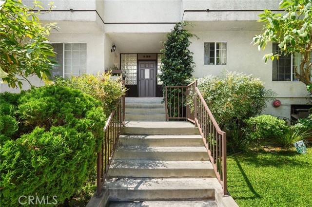 Detail Gallery Image 1 of 27 For 305 E Valencia Ave #E,  Burbank,  CA 91502 - 2 Beds | 2/1 Baths