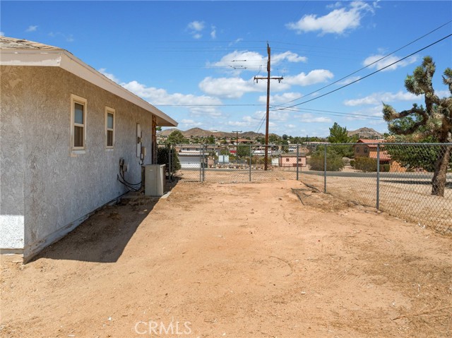 18425 Owatonna Road, Apple Valley CA: https://media.crmls.org/medias/613e70c5-862c-479e-9aa0-e4c71c35b14e.jpg