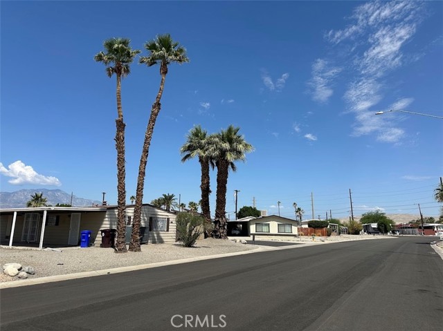 32060 Oakland, Thousand Palms CA: https://media.crmls.org/medias/61492936-383d-4253-b1c9-a306291dc846.jpg