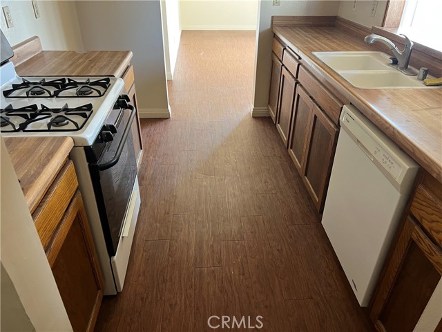 Detail Gallery Image 5 of 9 For 675 W. 18th St #D,  Costa Mesa,  CA 92627 - 2 Beds | 2 Baths