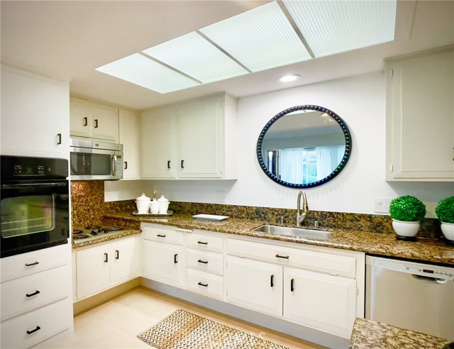 Detail Gallery Image 9 of 16 For 13981 Thunderbird Dr 2d,  Seal Beach,  CA 90740 - 2 Beds | 1 Baths