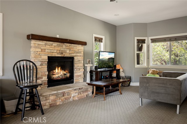 Detail Gallery Image 4 of 38 For 1509 Krause Ln, Lake Arrowhead,  CA 92352 - 3 Beds | 2/1 Baths
