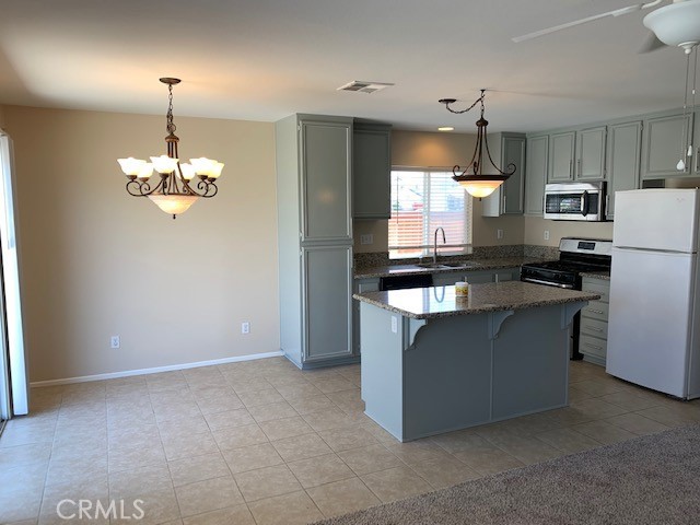 Detail Gallery Image 9 of 33 For 4450 Rainbow View Way, Hemet,  CA 92545 - 4 Beds | 2 Baths