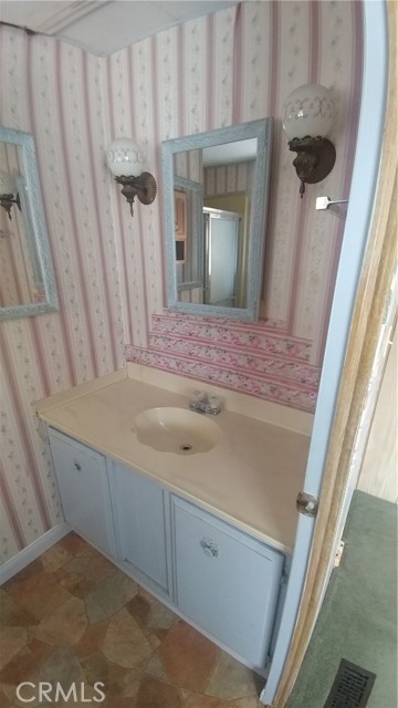 MASTER BED ONE VANITY