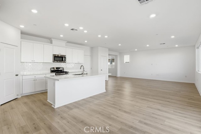 Detail Gallery Image 2 of 22 For 33238 Damask Ln, French Valley,  CA 92596 - 4 Beds | 3 Baths