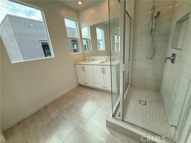 693 S Lyon Street, Santa Ana CA: https://media.crmls.org/medias/61537e85-0d12-425c-a189-41154a875242.jpg