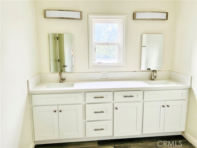 Detail Gallery Image 12 of 33 For 2121 Curtis Ave, Redondo Beach,  CA 90278 - 4 Beds | 2/1 Baths