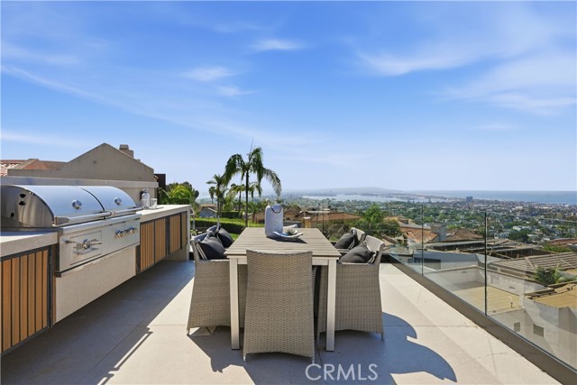 Detail Gallery Image 4 of 72 For 5108 Gordon Ln, San Diego,  CA 92109 - 4 Beds | 5/1 Baths