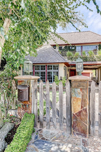 2917 N Poinsettia Avenue, Manhattan Beach CA: https://media.crmls.org/medias/61566ba4-6510-4404-95c9-79f6bebfdbab.jpg