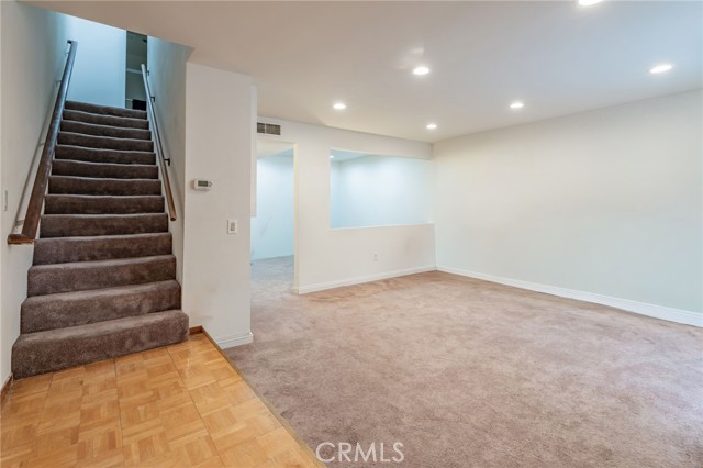 Detail Gallery Image 3 of 40 For 22038 Vanowen St #113,  Woodland Hills,  CA 91303 - 2 Beds | 3 Baths