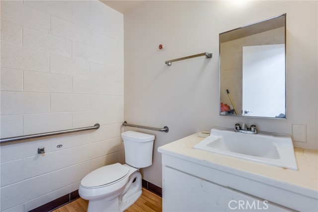7528 Deering Avenue photo 7