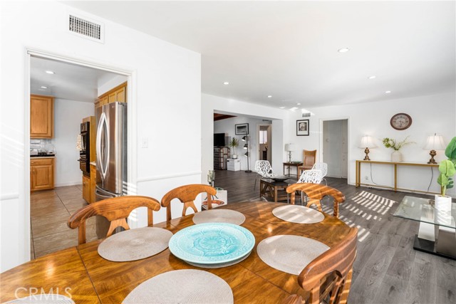 Detail Gallery Image 8 of 60 For 14027 Wyandotte St, Van Nuys,  CA 91405 - 4 Beds | 4 Baths