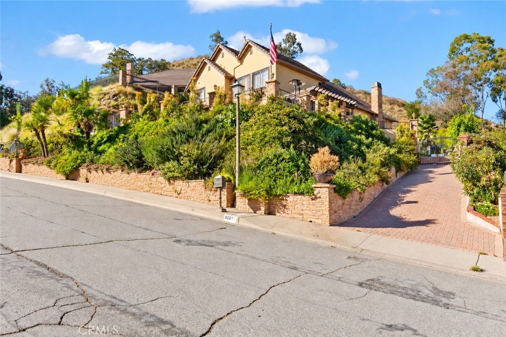823 Moorside — Contemporary