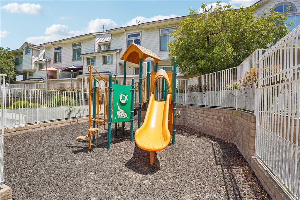 https://media.crmls.org/medias/61655027-c193-4d25-8c70-295fd73a9de4.jpg?preset=X-Large