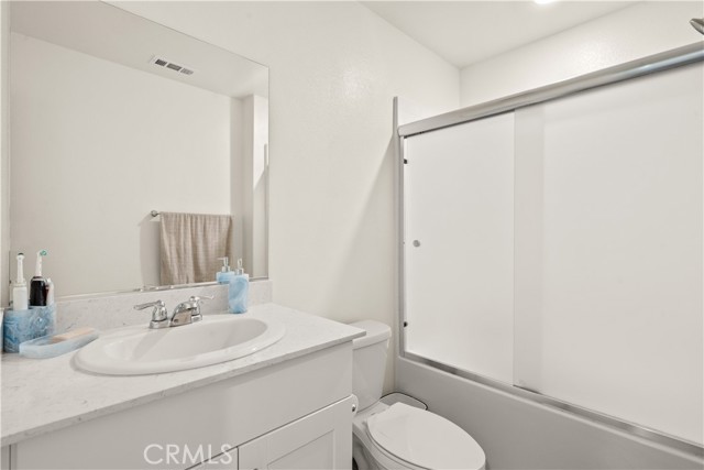 Detail Gallery Image 13 of 34 For 17123 Marble Ln, Canyon Country,  CA 91387 - 3 Beds | 2/1 Baths