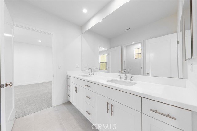 118 sunnybank Boulevard, Irvine CA: https://media.crmls.org/medias/6167c2fd-f768-4881-9a59-e29dcec81121.jpg