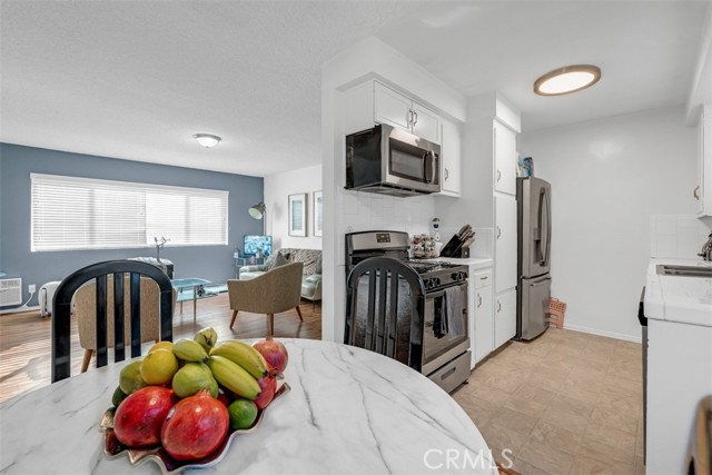 6640 Darby Avenue, Reseda CA: https://media.crmls.org/medias/6167fd7f-8c0d-4293-99ca-8c920be93cbc.jpg