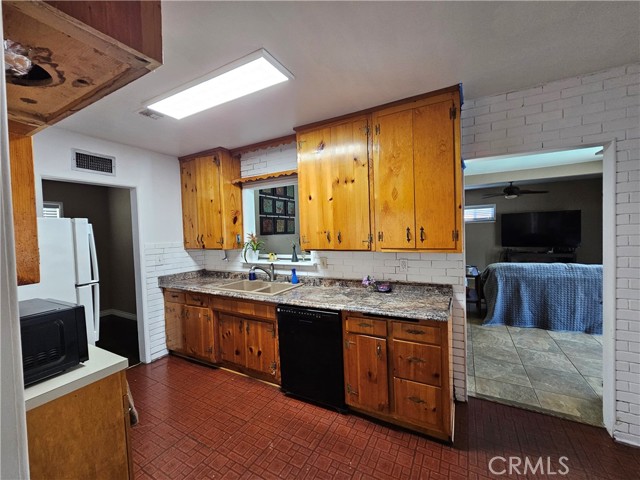 5573 Bonnie Brae Street, Montclair CA: https://media.crmls.org/medias/616a6d0f-9781-4073-9df2-43e16cde1058.jpg