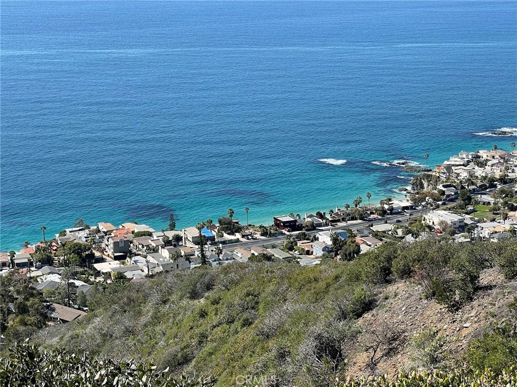 https://media.crmls.org/medias/616c501e-303d-47af-97ae-cf080646e845.jpg?preset=X-Large