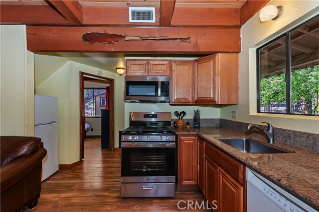 320 W Aeroplane Boulevard, Big Bear City CA: https://media.crmls.org/medias/616cea2f-14fd-4d66-91bd-6dd3c16cb130.jpg