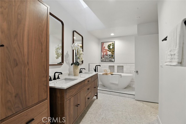 Detail Gallery Image 32 of 46 For 2203 3rd St #1,  Santa Monica,  CA 90405 - 2 Beds | 2/1 Baths