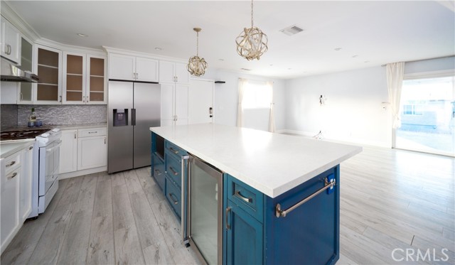 Detail Gallery Image 3 of 18 For 22149 Victory Bld, Woodland Hills,  CA 91303 - 3 Beds | 3 Baths