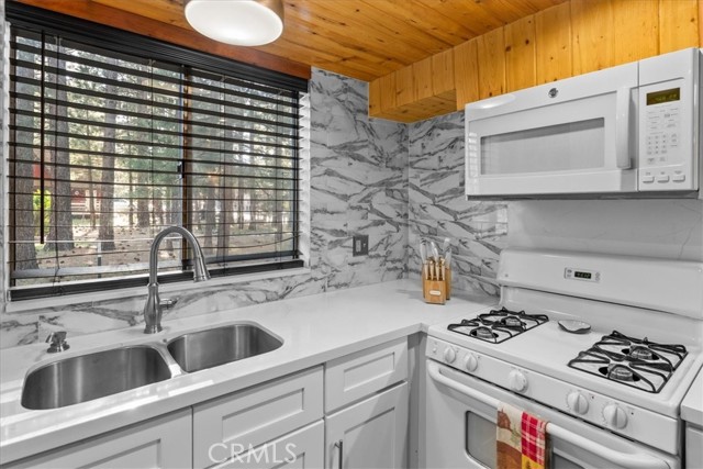 Detail Gallery Image 9 of 30 For 836 E Mountain View Bld, Big Bear City,  CA 92314 - 2 Beds | 2 Baths