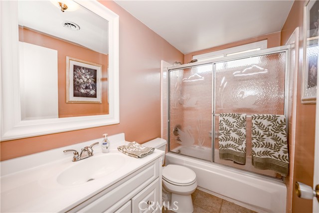Detail Gallery Image 16 of 33 For 27812 Rosamond Dr, Canyon Country,  CA 91351 - 5 Beds | 2 Baths