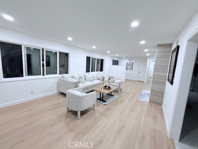 https://media.crmls.org/medias/6172c605-fe0a-4d02-88a0-852f8de2afca.jpg?preset=X-Large