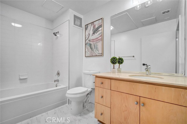 435 W Center Street Promenade, Anaheim CA: https://media.crmls.org/medias/61738595-743f-4e23-b5f3-2987f05368bd.jpg