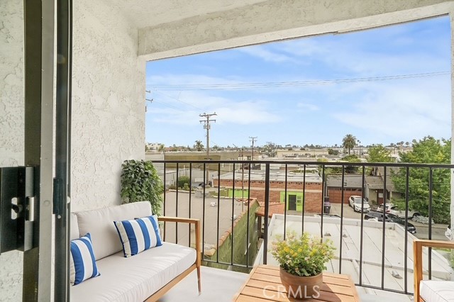 1410 Coranado Avenue, Long Beach CA: https://media.crmls.org/medias/6176ead5-a611-48bc-9e82-1d16e3e1c07d.jpg
