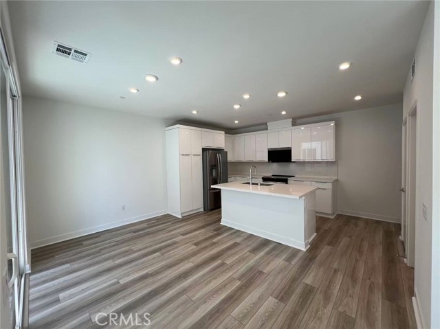 Detail Gallery Image 2 of 10 For 601 S Lyon St, Santa Ana,  CA 92705 - 2 Beds | 3 Baths