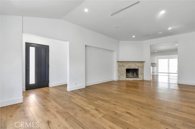 6015 Laurelgrove Avenue, North Hollywood CA: https://media.crmls.org/medias/6179cc5c-c7a0-4ac2-97c4-170605788c69.jpg