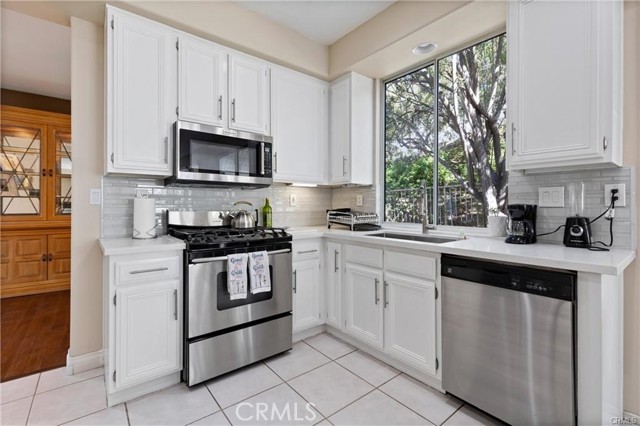 Detail Gallery Image 11 of 32 For 747 Ochee Cir, Corona,  CA 92879 - 4 Beds | 3 Baths