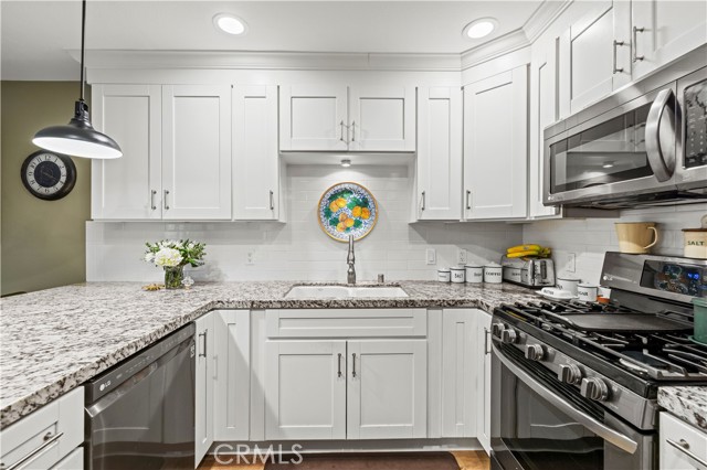 Detail Gallery Image 7 of 41 For 19160 Avenue of the Oaks #B,  Newhall,  CA 91321 - 2 Beds | 1 Baths