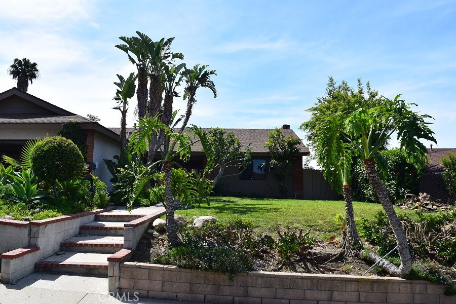 FANTASTIC SINGLE LEVEL HOME WITH UPGRADED KITCHEN AND BATHS AND LAMINATE FLOORING. THIS HOME IS SITTING ON A HUGE LOT WITH GREAT VIEWS ONLY A FEW MILES FROM OCEAN. YOU DON'T WANT TO MISS THIS ONE!