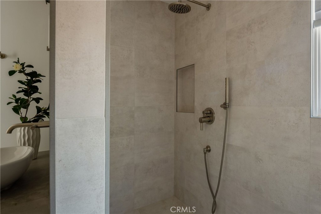 https://media.crmls.org/medias/617fc849-1b0d-4e9b-9ade-c535b94e842f.jpg?preset=X-Large