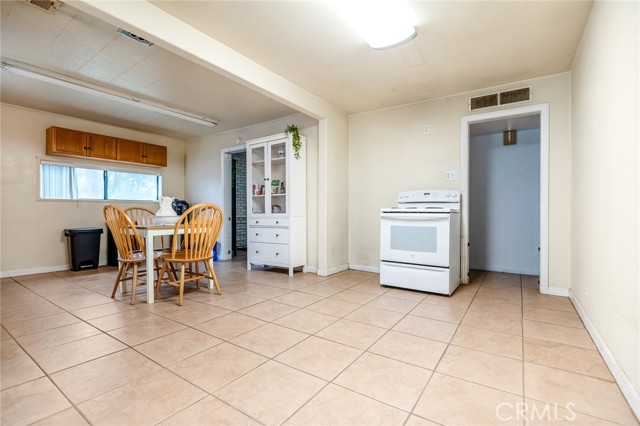 18701 Lort Drive, Visalia CA: https://media.crmls.org/medias/6183f9db-6171-46ca-954b-78b261ee21d2.jpg