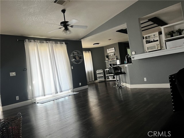 Detail Gallery Image 4 of 16 For 16315 Winona, Victorville,  CA 92395 - 4 Beds | 3 Baths