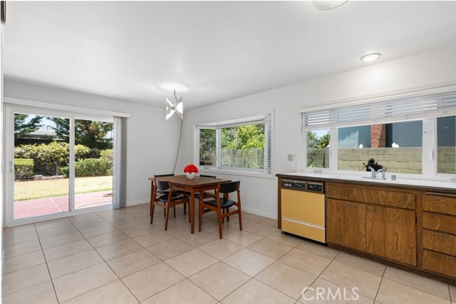 5391 Glenstone Drive, Huntington Beach CA: https://media.crmls.org/medias/6186f9cd-1ccd-4a55-93f3-adb4c76fe884.jpg