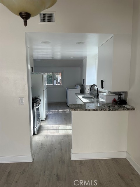 Detail Gallery Image 3 of 10 For 9511 Hayvenhurst Aly, Northridge,  CA 91343 - 4 Beds | 2 Baths