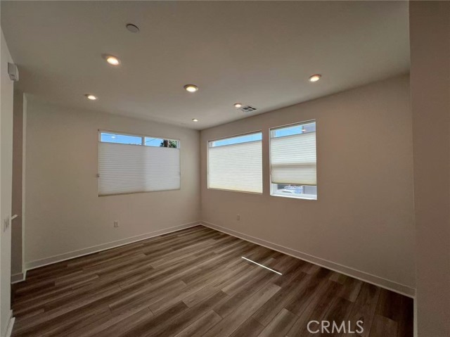 Detail Gallery Image 6 of 10 For 601 S Lyon St, Santa Ana,  CA 92705 - 2 Beds | 3 Baths