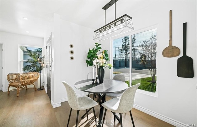 1484 N Clybourn Avenue, Burbank CA: https://media.crmls.org/medias/618ecb89-c60d-4981-a069-bd8b7f53c77b.jpg