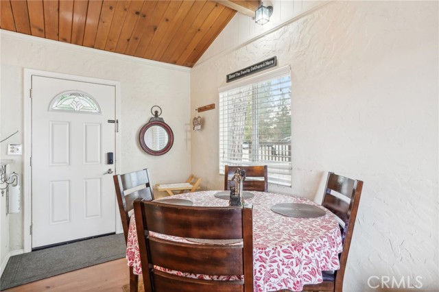 Detail Gallery Image 6 of 34 For 30970 Scenic Way, Running Springs,  CA 92382 - 2 Beds | 2 Baths